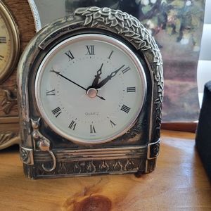 Vintage condition silver metal cat Quartz decorative clock